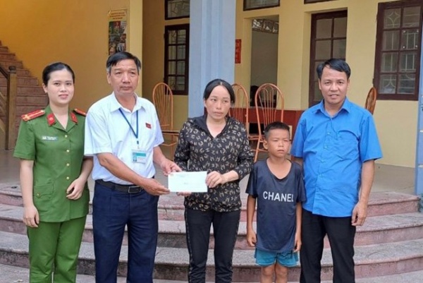 Công an xã Thanh Hương, huyện Thanh Liêm giúp cháu bé đi lạc về với gia đình