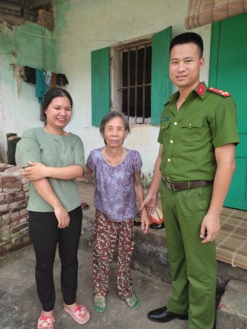 Công an xã An Lão, huyện Bình Lục giúp đỡ cụ bà 84 tuổi bị lạc tìm người thân