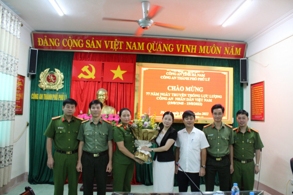 Công an thành phố Phủ Lý: Gặp mặt chúc mừng 77 năm ngày truyền thống lực lượng Công an nhân dân Việt Nam (19/8/1945 - 19/8/2022).