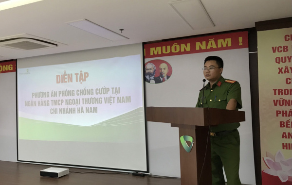 Phòng Cảnh sát cơ động phối hợp diễn tập phương án phòng chống cướp tại Ngân hàng TMCP ngoại thương Việt Nam chi nhánh Hà Nam.