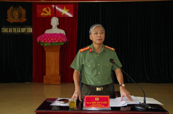 Đại tá Kiều Hữu Tuyển – Phó Giám đốc Công an tỉnh: Kiểm tra công tác bảo đảm ANTT tại Công an thị xã Duy Tiên