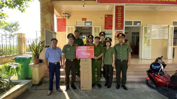 Thăm hỏi, động viên và trao tặng quà cho Công an xã trên địa bàn tỉnh Hà Nam