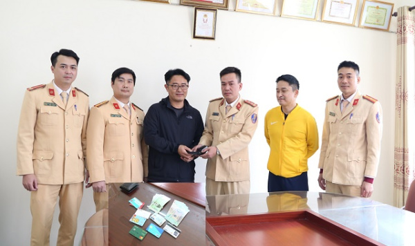 Đội Cảnh sát giao thông, trật tự Công an thị xã Duy Tiên trao trả tài sản cho anh Hyun – Wooyn