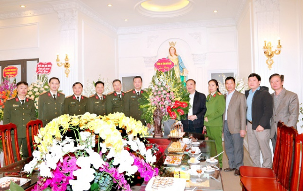 Công an tỉnh Hà Nam: Thăm, tặng quà chúc mừng các giáo xứ nhân dịp Lễ Giáng sinh 2023