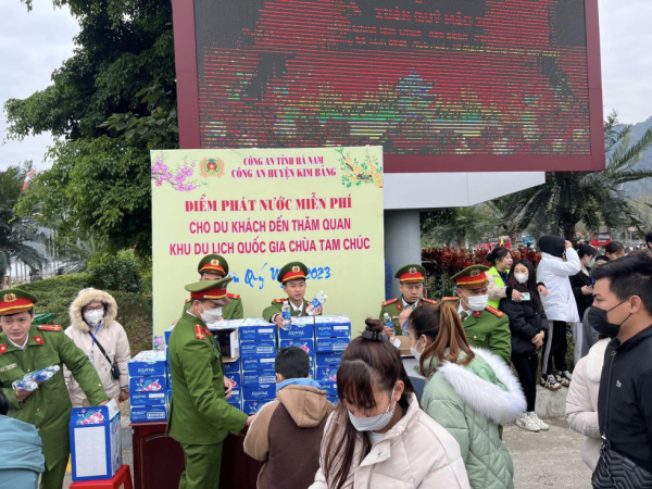 Tổ chức các điểm phát nước uống miễn phí phục vụ Nhân dân và du khách đến thăm quan Khu du lịch Quốc gia Chùa Tam Chúc và khu du lịch chùa Địa Tạng Phi Lai Tự