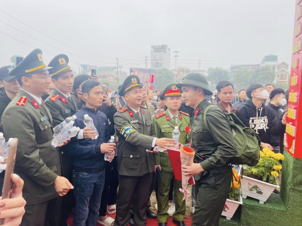 Hà Nam: Tổ chức phát nước miễn phí và tuyên truyền định danh điện tử tại Lễ giao nhận quân năm 2023