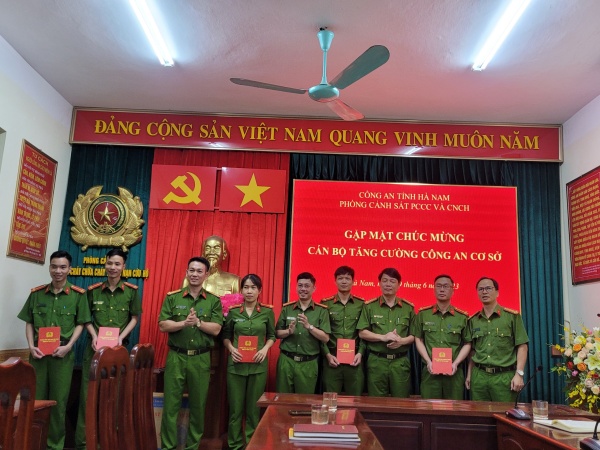 Phòng Cảnh sát PCCC&CNCH - Công an tỉnh Hà Nam: Tổ chức gặp mặt, động viên cán bộ điều động về Công an cấp xã trên địa bàn tỉnh.
