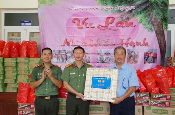 Đoàn Thanh niên Công an tỉnh Hà Nam và các nhà hảo tâm tổ chức chương trình thiện nguyện tại Bệnh viện phong Ba Sao, huyện Kim Bảng