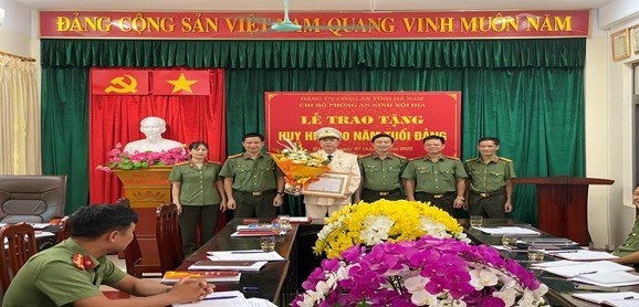 Phòng An ninh nội địa, Công an tỉnh tổ chức lễ trao tặng huy hiệu 30 năm tuổi Đảng.