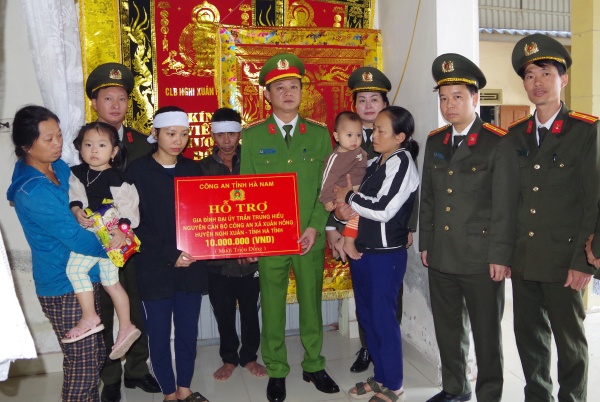 Công an tỉnh Hà Nam: Thăm hỏi, động viên gia đình cán bộ Công an tỉnh Hà Tĩnh hy sinh trong khi làm nhiệm vụ