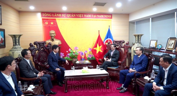 Đồng chí Chủ tịch UBND tỉnh thăm và làm việc với Tổng Lãnh sự quán Việt Nam tại Nam Ninh, Trung Quốc