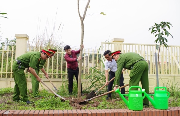 Phòng Cảnh sát kinh tế, Công an Hà Nam: Tích cực hưởng ứng phong trào "Tết trồng cây năm 2024 - vì một Việt Nam xanh"
