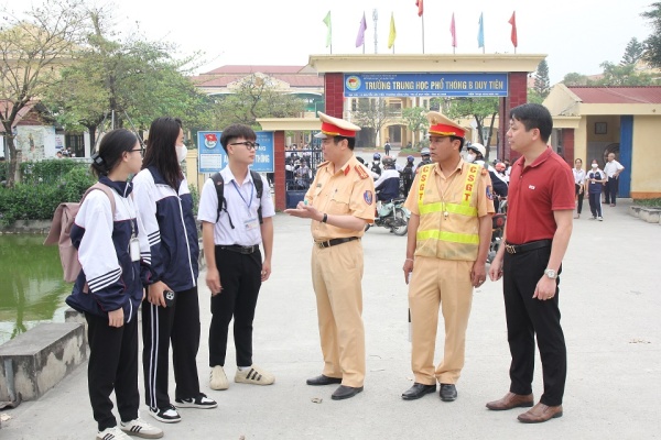 Phòng Cảnh sát giao thông Công an tỉnh tuyên truyền Luật giao thông đường bộ cho học sinh trường THPT B Duy Tiên