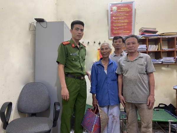 Công an thị trấn Ba Sao, huyện Kim Bảng, tỉnh Hà Nam giúp đỡ cụ ông bị lẫn đi lạc từ Nam Định lên Hà Nam về với gia đình.