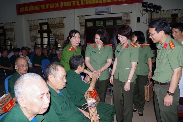 Ban Công đoàn Công an nhân dân: Tri ân các thương binh, bệnh binh và người có công tại Trung tâm điều dưỡng thương binh Kim Bảng