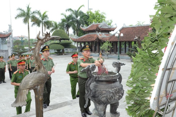 Công an Hà Nam: Lễ dâng hương nhân dịp kỷ niệm 70 năm Chiến thắng Điện Biên Phủ