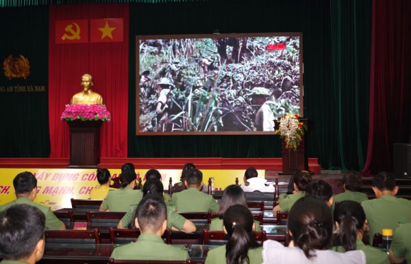Chi Đoàn Thanh niên và hội Phụ nữ khối Xây dựng lực lượng: Sinh hoạt chính trị xem phim tài liệu  nhân kỷ niệm 70 năm chiến thắng Điện Biên Phủ và thi Rung chuông vàng