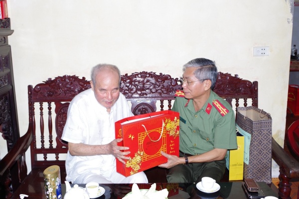 Lãnh đạo Công an tỉnh: Thăm, tặng quà tri ân người có công trực tiếp tham gia chiến dịch Điện Biên Phủ