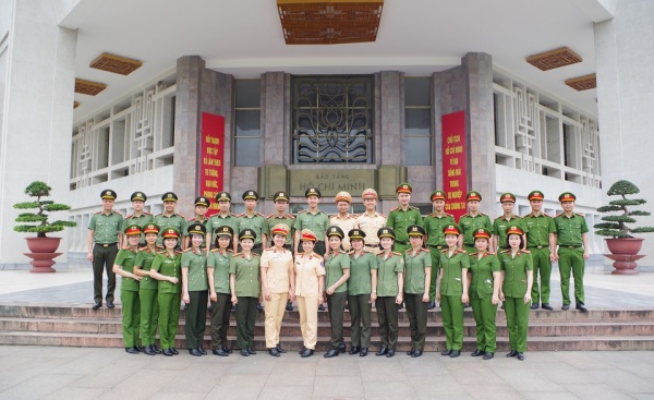Đoàn viên, hội viên Công an tỉnh Hà Nam: Tham quan Bảo tàng Hồ Chí Minh nhân kỷ niệm 134 năm Ngày sinh của Bác