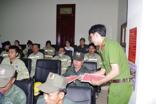 Công an huyện Thanh Liêm: Tuyên truyền giáo dục pháp luật về TTATGT, kiến thức lái xe an toàn, Luật Căn cước cho công nhân