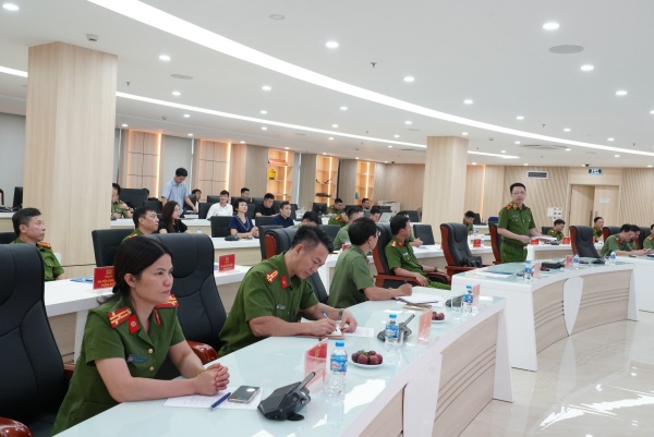 Công an tỉnh Hà Nam thăm quan, trao đổi kinh nghiệm tại Trung tâm Thông tin chỉ huy Công an TP Hà Nội