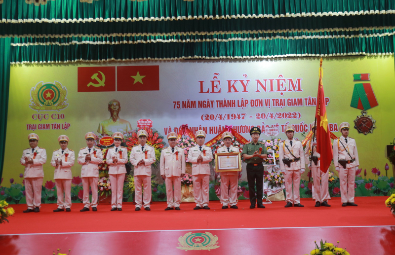 Tan Lap Prison’s staff receives the Third Class “Fatherland Protection” Order