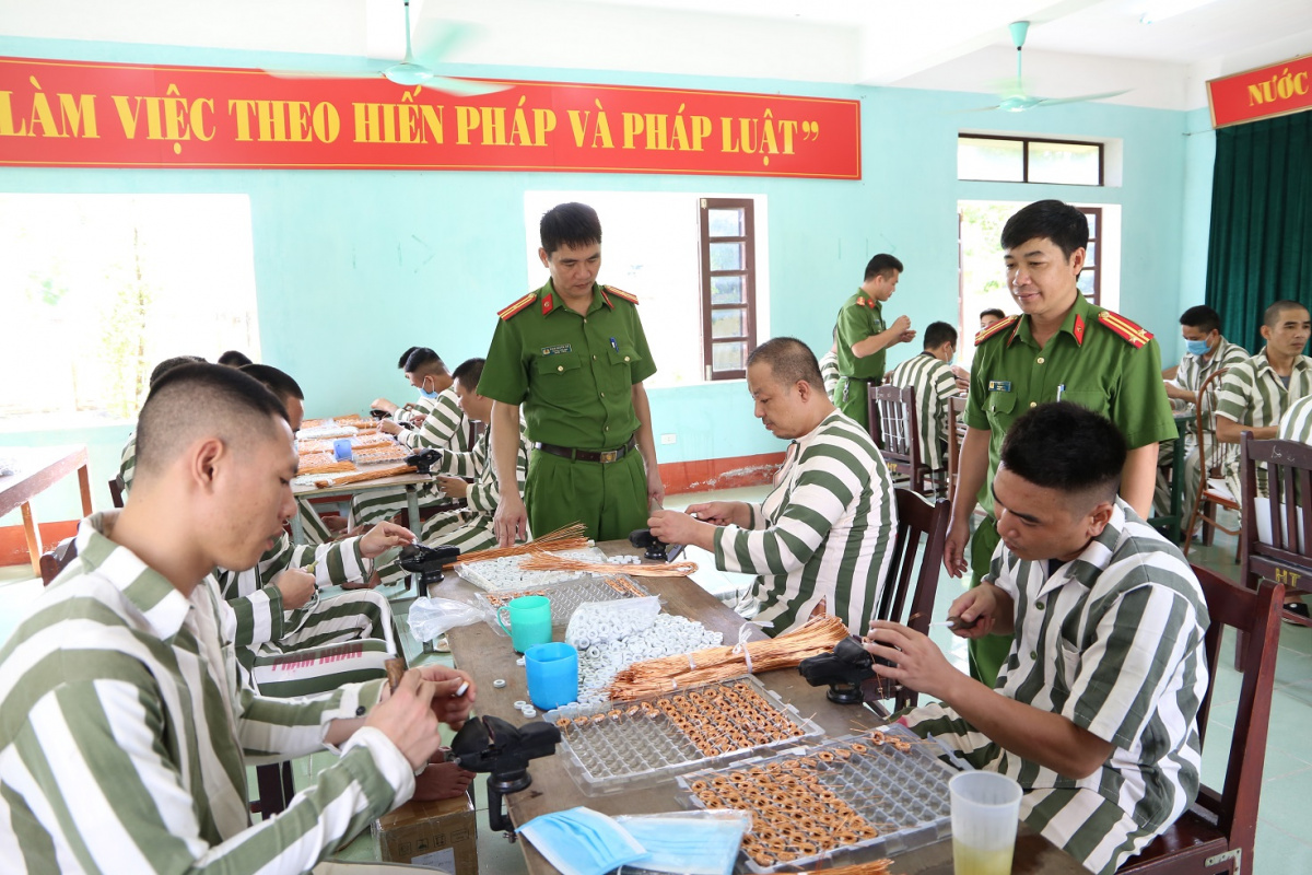 Trại tam giam Công an tỉnh Hà Nam hướng nghiệp dạy nghề cho các phạm nhân