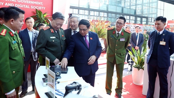 Thủ tướng Chính phủ Phạm Minh Chính cùng Bộ trưởng Tô Lâm thăm quan gian trưng bày sản phẩm được Bộ Công an nghiên cứu, sản xuất trên nền tảng ứng dựng dữ liệu quốc gia về dân cư