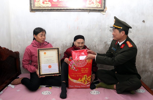 Đại tá Tô Anh Dũng, Ủy viên Ban Thường vụ Tỉnh ủy thăm, tặng quà cụ Nguyễn Thị Hoa, 100 tuổi, ở thôn 4 Thượng Vĩ, xã Nhân Chính (Lý Nhân)