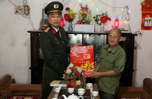 Đại tá Tô Anh Dũng, Ủy viên Ban Thường vụ Tỉnh ủy thăm, tặng quà thương binh Nguyễn Đăng Chuyền, ở thôn 2 Hạ Vĩ, xã Nhân Chính (Lý Nhân)