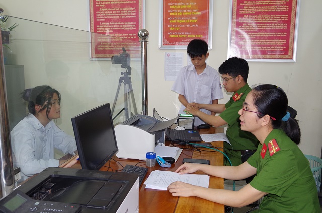Công an phường Liêm Chính, TP Phủ Lý làm các thủ tục cấp CCCD cho công dân