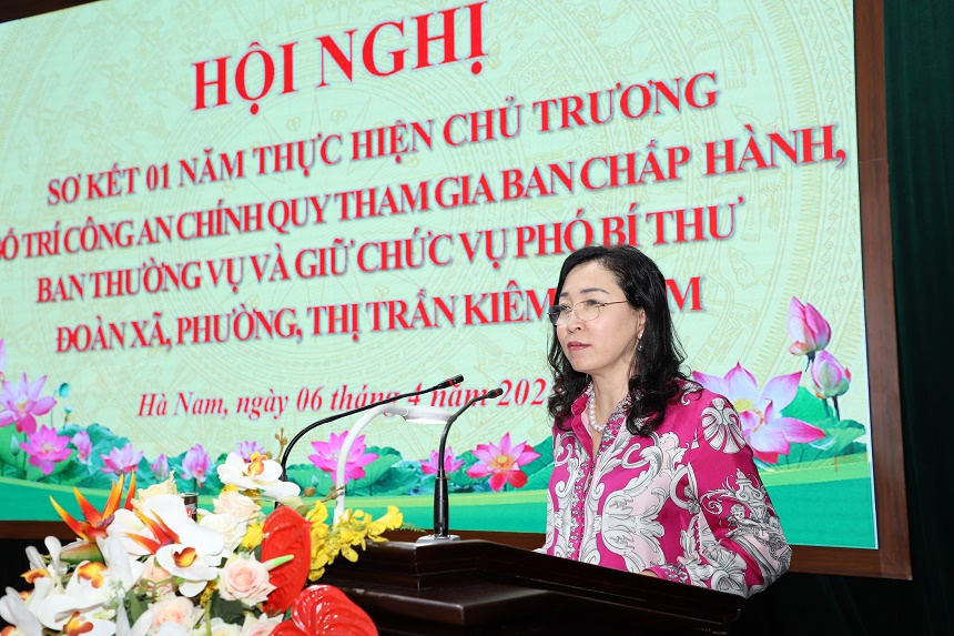 Đồng chí Đinh Thị Lụa Phó Bí thư thường trực Tỉnh uỷ phát biểu chỉ đạo tại hội nghị