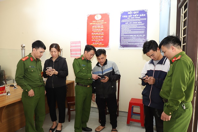 Hướng dẫn nhân dân cài đặt định danh điện tử tại xã Trần Hưng Đạo huyện Lý Nhân