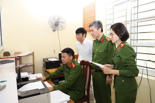 Lãnh đạo Công an huyện Thanh Liêm kiểm tra công tác triển khai Đề án 06 tại xã Thanh Phong, Thanh Liêm