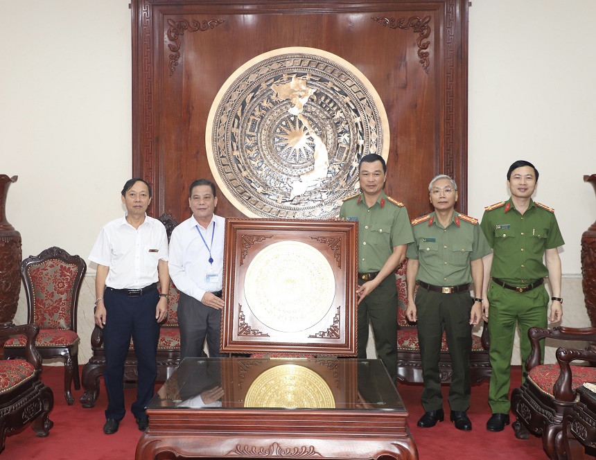 4 Đảng uỷ, lãnh đạo Công an tỉnh Hà Nam tặng quà lưu niệm tại Khu di tích lịch sử Kim Liên