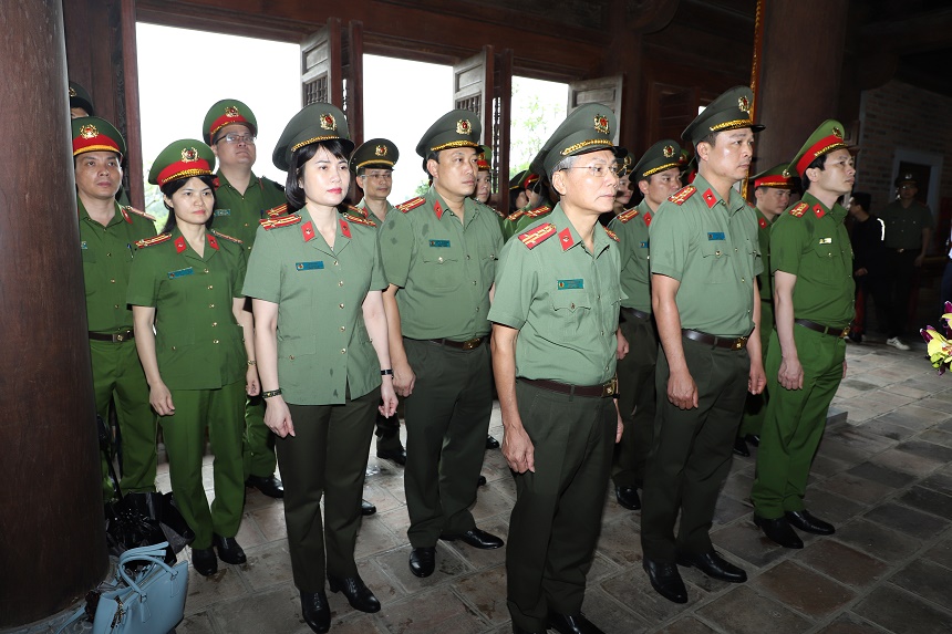 5 Đoàn Công tác của Công an tỉnh Hà Nam dâng hương tưởng niệm tại Đền Chung Sơn Đề thờ gia tiên Chủ tịch Hồ Chí Minh