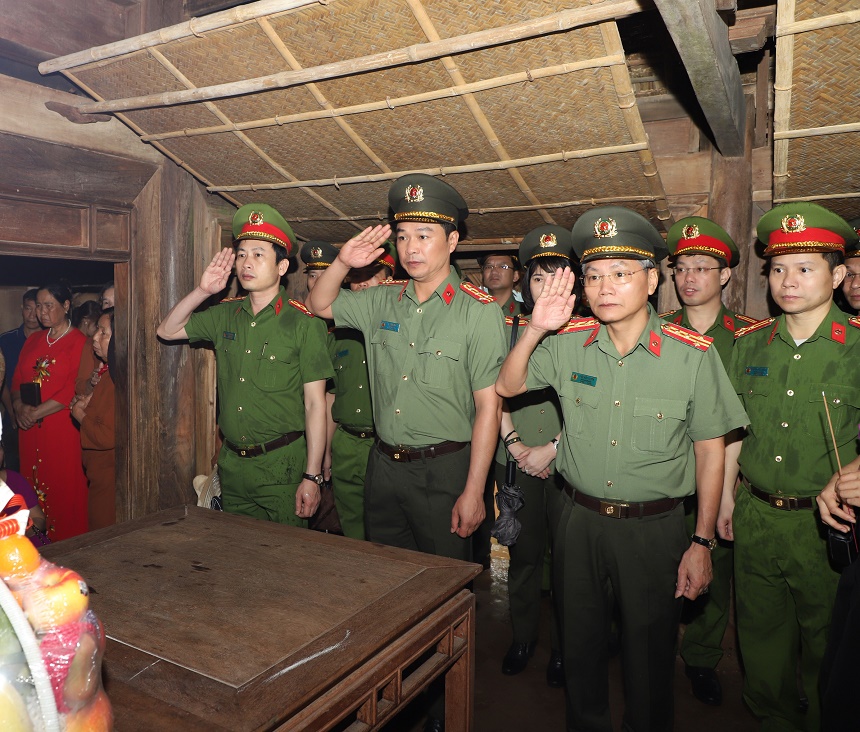 6 Đoàn công tác Công an tỉnh Hà Nam dâng hoa, dâng hương tưởng niệm tại Làng Sen, quê Nội Bác Hồ