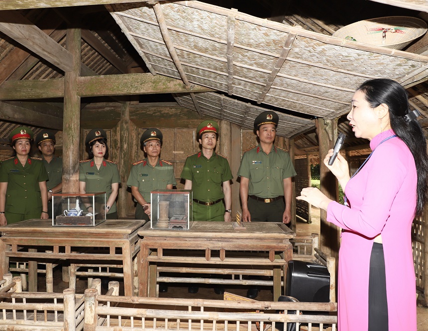 8 Đoàn Công an tỉnh Hà Nam tham quan tại Làng Hoàng Trù, quê Ngoại Bác Hồ