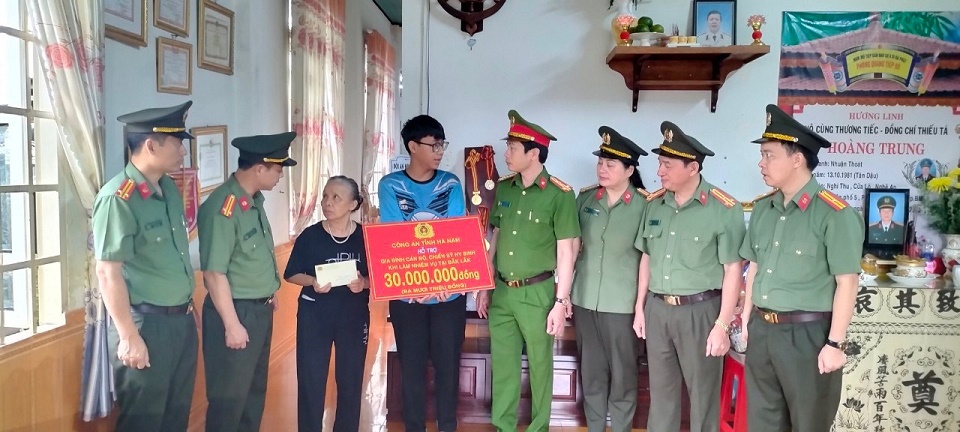 1 Đại tá Lê Văn Tuấn Uỷ viên BTV Đảng uỷ, Phó Giám đốc Công an tỉnh và đoàn công tác của Công an tỉnh Hà Nam thăm tặng quà gia đình Liệt sỹ Hoàng Trung