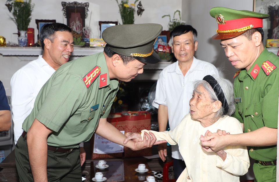 1 Đại tá Tô Anh Dũng Uỷ viên BTV Tỉnh uỷ, Bí thư Đảng uỷ, Giám đốc Công an tỉnh và Đoàn công tác thăm hỏi bà Trần Thị Nhung