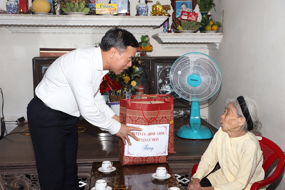 3 Đồng chí Nguyễn Đức Nhương Chủ tịch UBND huyện Lý Nhân tặng quà bà Trần Thị Nhung