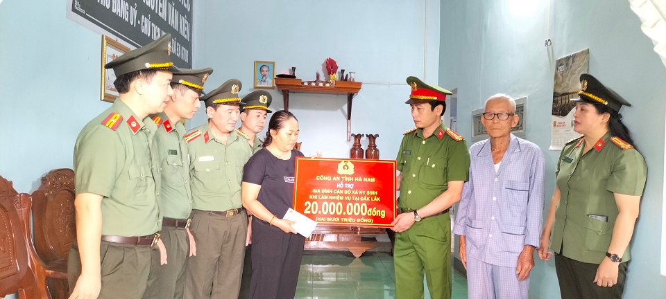 5 Đại tá Lê Văn Tuấn Uỷ viên BTV Đảng uỷ, Phó Giám đốc Công an tỉnh và đoàn công tác của Công an tỉnh Hà Nam thăm tặng quà gia đình Liệt sỹ Nguyễn Văn Kiên
