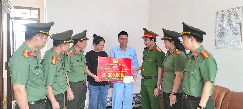7 Đại tá Lê Văn Tuấn Uỷ viên BTV Đảng uỷ, Phó Giám đốc Công an tỉnh và đoàn công tác của Công an tỉnh Hà Nam thăm tặng quà gia đình đồng chí Cường bị thương