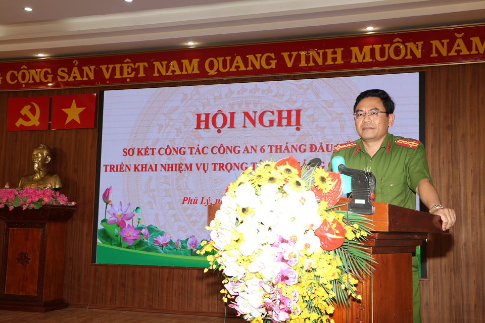 Đại tá Đỗ Hoài Nam UVBTV Đảng uỷ, Phó Giám đốc Công an tỉnh phát biểu chỉ đạo tại Hội nghị