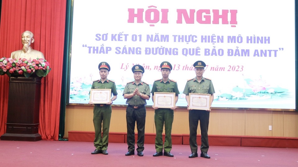 Đại tá Nguyễn Thanh Bình Phó Cục trưởng Cục Xây dựng phong trào bảo vệ an ninh Tổ quốc trao khen cho các tập thể, cá nhân có thành tích xuất sắc