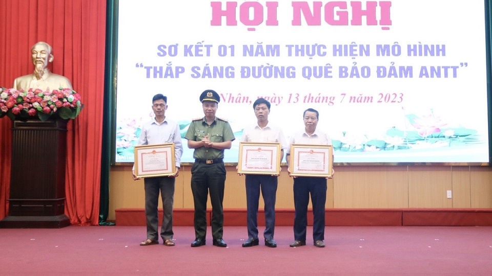 Đại tá Nguyễn Thanh Hà Uỷ viên BTV Đảng uỷ, Phó Giám đốc Công an tỉnh trao khen cho các tập thể, cá nhân có thành tích xuất sắc