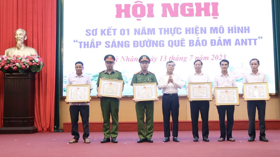 Đồng chí Nguyễn Đức Nhương Chủ tịch UBND huyện trao giấy khen cho các cá nhân có thành tích xuất sắc trong triển khai thực hiện phong trào thắp sáng đường quê bảo đảm ANTTJPG