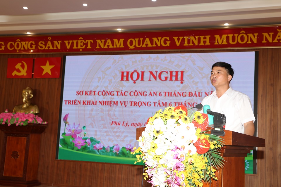 Đồng chí Phạm Văn Quân Phó Chủ tịch UBND thành phố Phủ Lý phát biểu chỉ đạo tại Hội nghị