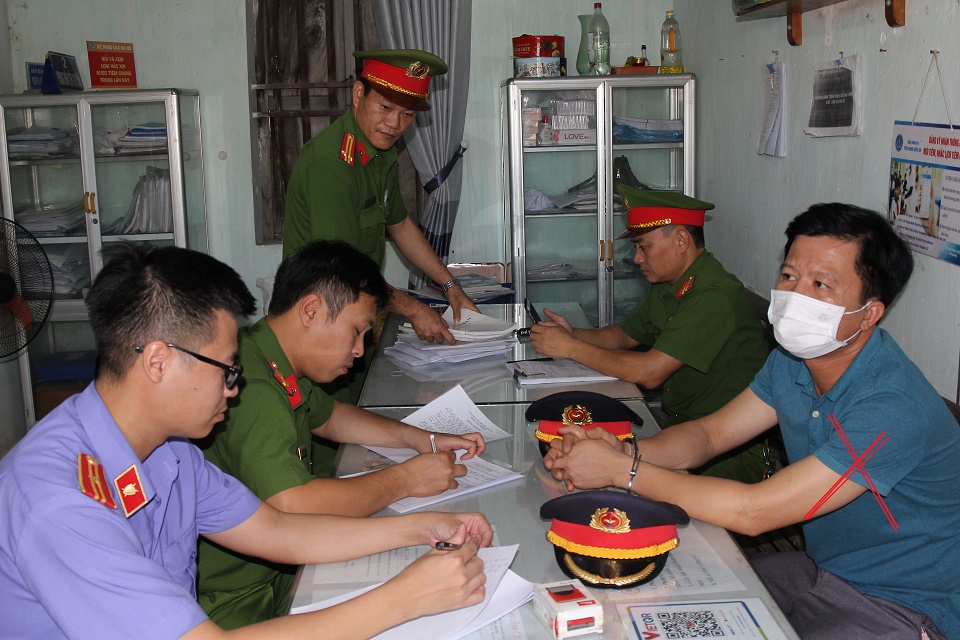 Các lực lượng chức năng lấy lời khai đối tượng Phan Thanh Sơn