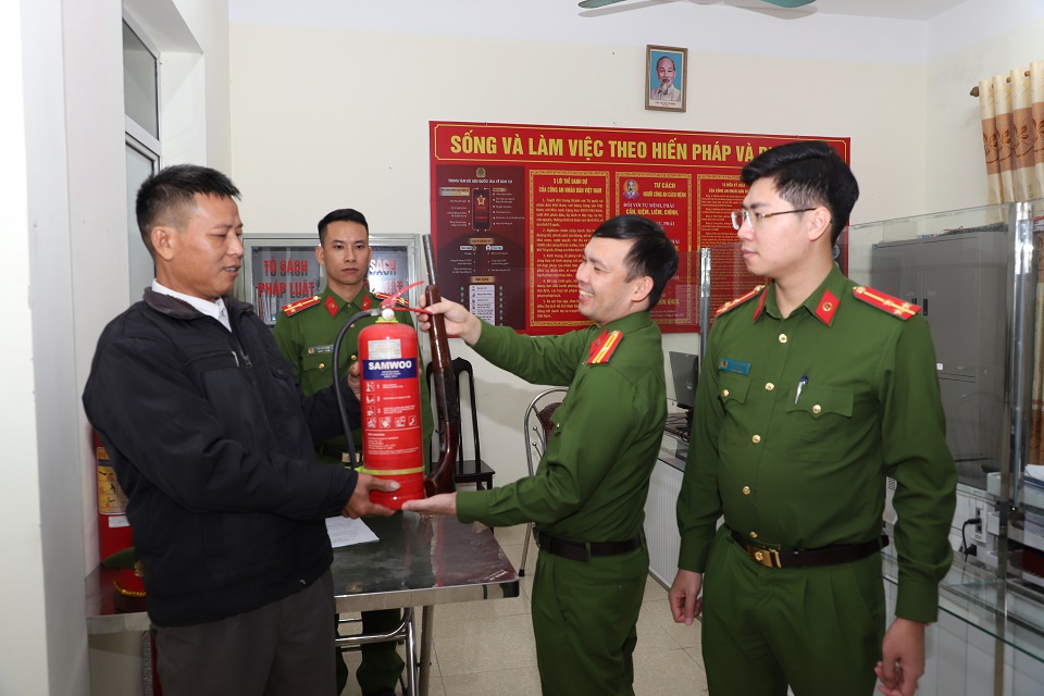 Công an phường Thanh Châu, thành phố Phủ Lý đổi vũ khí lấy bình chữa cháy do người dân giao nộp